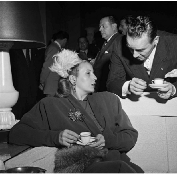 Kurt Klagsbrunn. Evita Perón toma café com o ministro das Relações Exteriores da Argentina, Kurt Klagsbrunn. Juan Bramuglia durante a Conferência Interamericana de 1947, no Hotel Quitandinha (Petrópolis-RJ), em 1947.